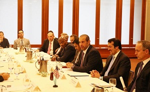 Minister of Economy and Commerce Reviews Investment Opportunities in Qatar