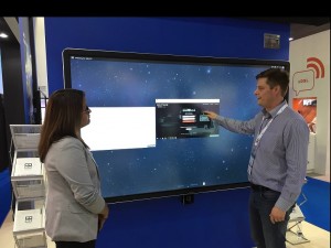 graeme-dickson-of-displaynote-technologies-showcasing-the-montage-wireless-presentation-system-to-one-of-many-visitors-at-gitex-2016-dubai